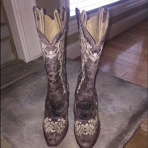 Corral Women's Distressed with Bone Embroidery